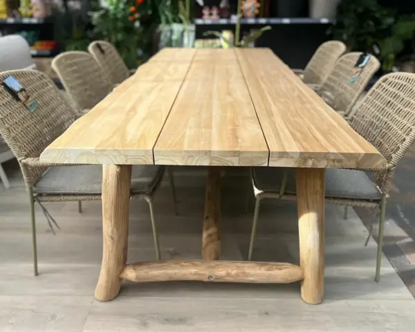 Hölzerne Gartenmöbel