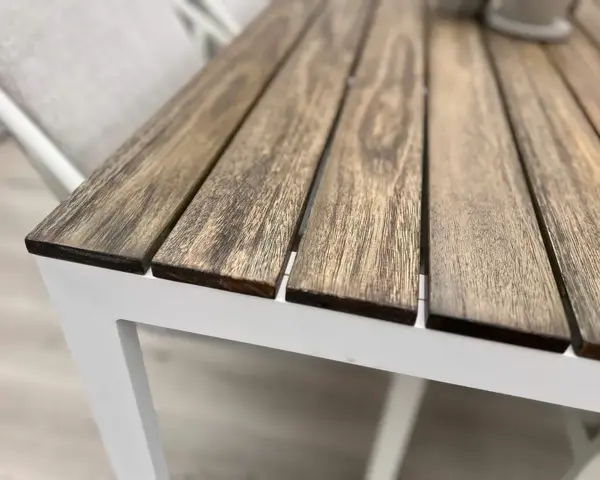 Hölzerne Gartenmöbel